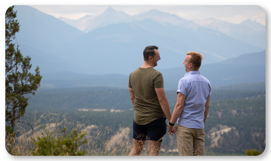 couple holding hands at valley lookout